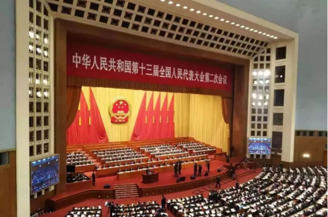 今年政府工作报告中透露了哪些住房和城乡建设领域相关的最新趋势？
