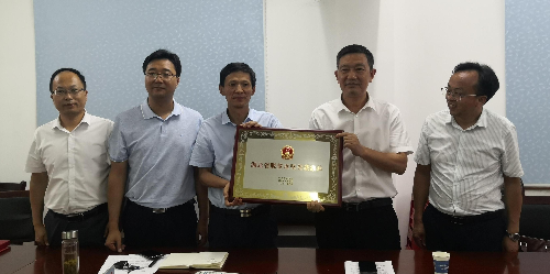 “湖北省脱贫攻坚先进集体”在四季花海授牌