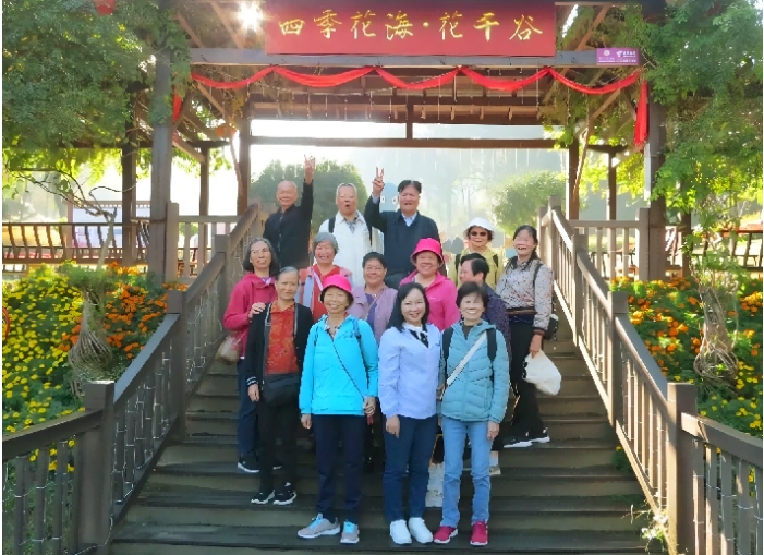 广东肇庆旅游团队走进英山四季花海景区
