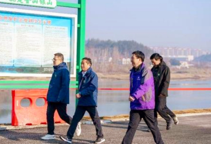 “毕昇故里 康养英山·奋进2025”迎新春万人健步走活动举行